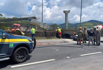 RJ: Caminhão derruba passarela e motorista morre esmagado na BR-116
