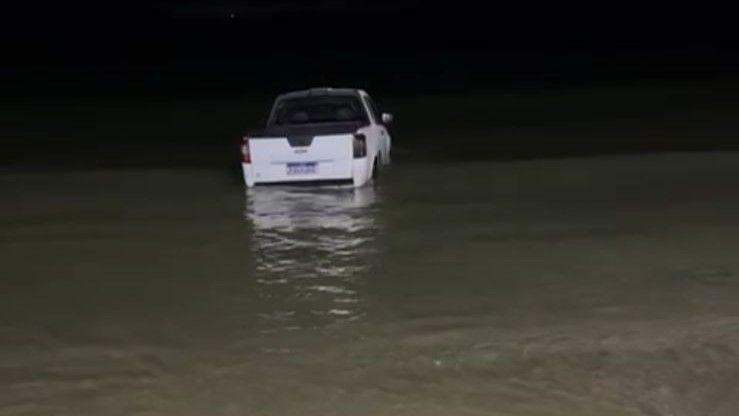 Carro invade mar de Florianópolis
