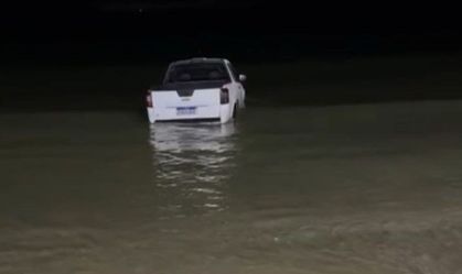 Motorista bêbado invade praia em Florianópolis e entra no mar com carro