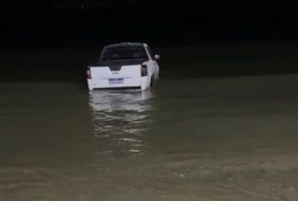 Motorista bêbado invade praia em Florianópolis e entra no mar com carro