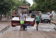 Fortes chuvas deixam moradores ilhados e ruas alagadas no interior da Bahia