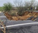 Cratera abre na BR-116 após temporal e interdita trecho de estrada na Bahia