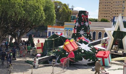 Polícia prende "Papai Noel" que saltou de guindaste após acidente em Manaus