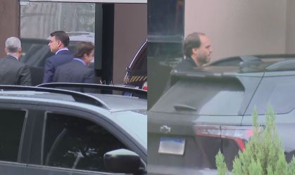 Flávio e Carlos chegam à PF para visitar Jair Bolsonaro