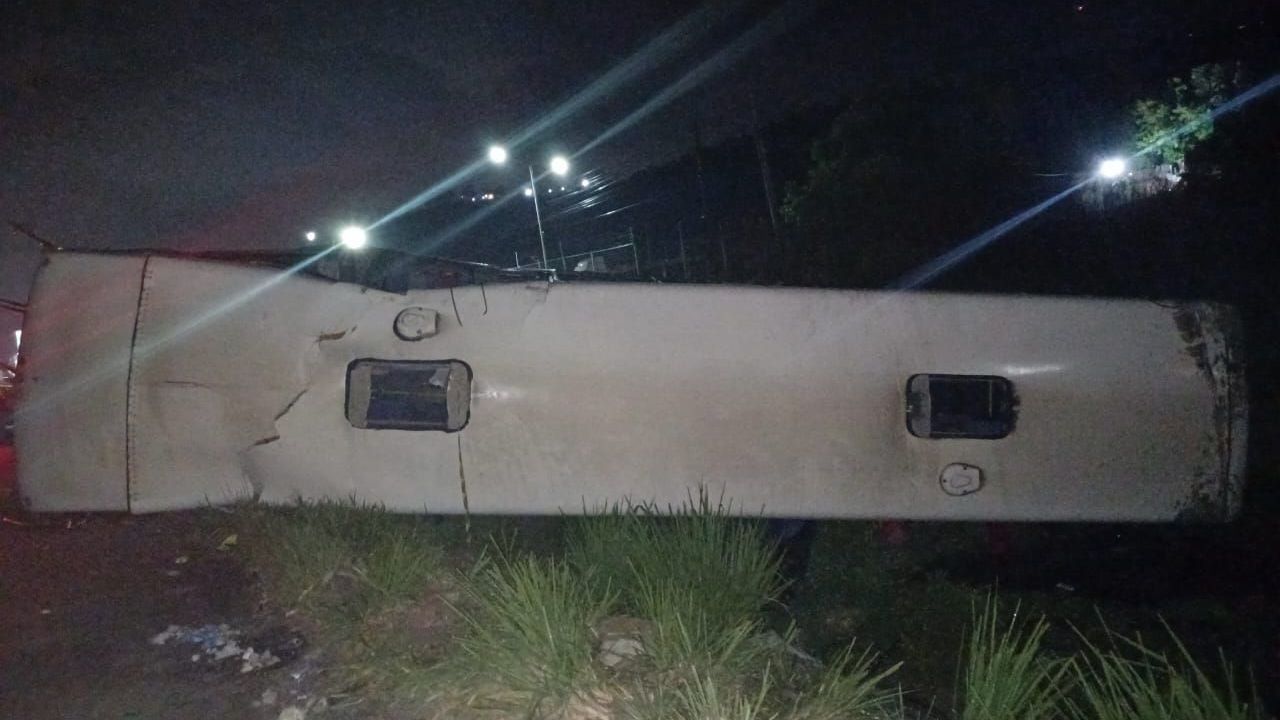 Colisão entre ônibus e carreta deixa 16 pessoas feridas em Pernambuco