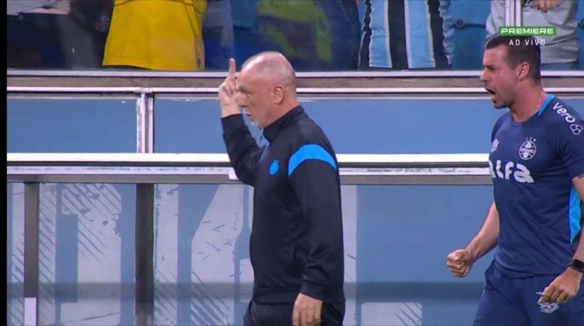 Mano Menezes mostrou irritação com a torcida do Grêmio após gol de empate contra o Palmeiras • Reprodução/Premiere
