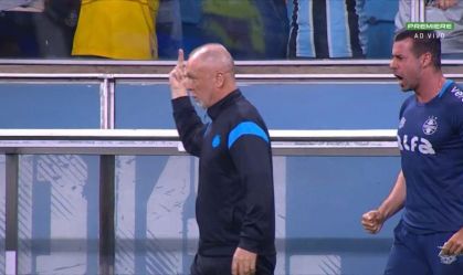 Mano Menezes mostra dedo do meio para a torcida do Grêmio; veja