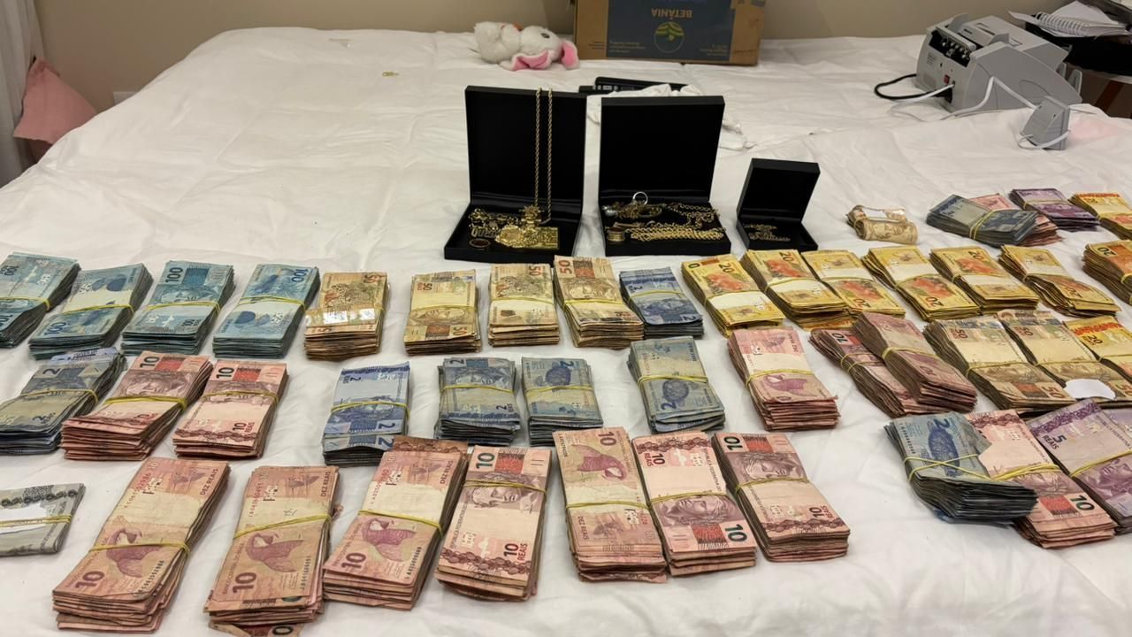 Imagem de destaque do post: BA: advogada ligada à facção é presa com R$ 190 mil e joias de ouro