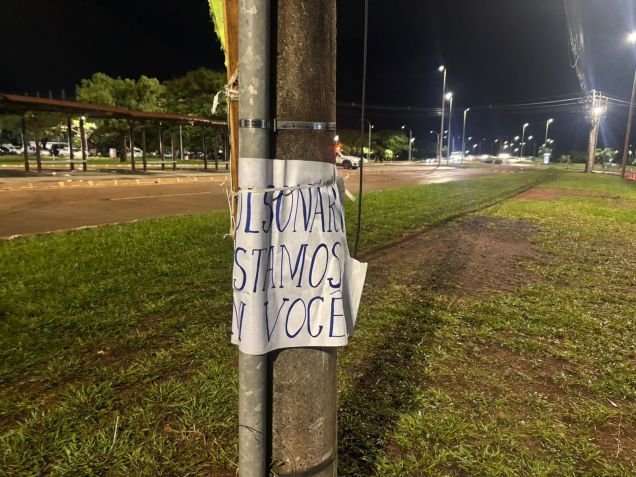 Cartaz de apoio a Bolsonaro em frente da Superintendência da PF (Polícia Federal) em Brasília • Luciana Amaral/CNN Brasil