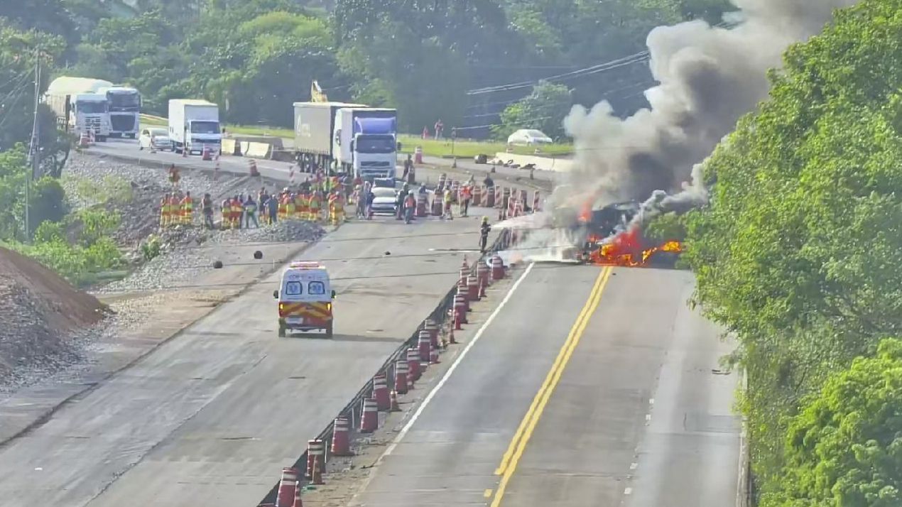 Caminhão com botijões de gás pega fogo e bloqueia rodovia no Norte do RS
