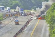 Caminhão com botijões de gás pega fogo e bloqueia rodovia no norte do RS