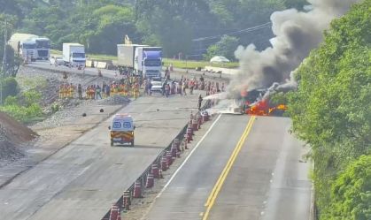 Caminhão com botijões de gás pega fogo e bloqueia rodovia no Norte do RS