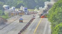 Caminhão com botijões de gás pega fogo e bloqueia rodovia no norte do RS