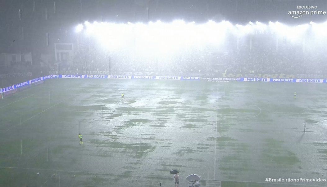 Jogo entre Vasco e Internacional teve início do segundo tempo adiado
