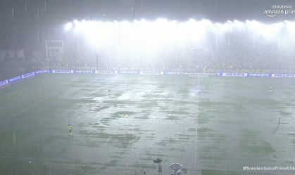 Jogo entre Vasco e Internacional teve início do segundo tempo adiado