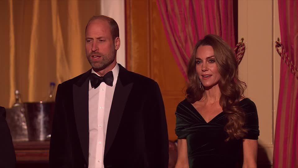 William e Kate comparecem a evento de gala em Londre