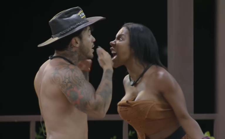 Wallas Arrais e Carol Lekker discutindo em "A Fazenda" • Reprodução/Record