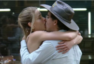 Dudu Camargo dá beijão em Saory Cardoso e propõe: "Vamos fazer bebê?"