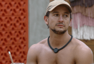 "A Fazenda": Peão conta que expulsou noiva de casa ao descobrir traição