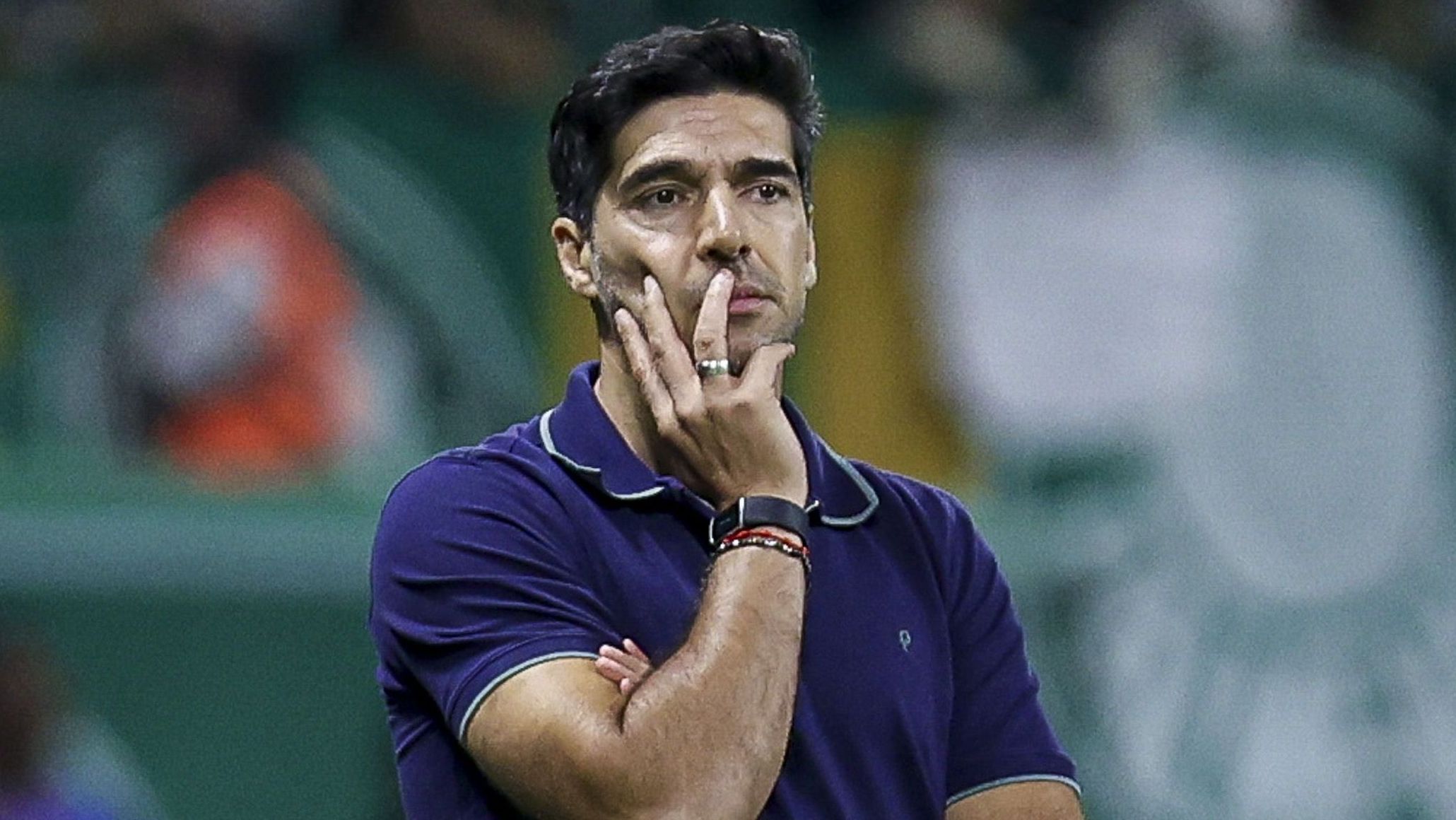 Abel Ferreira, técnico do Palmeiras, à frente e Luis Zubeldía, comandante do Fluminense, ao fundo