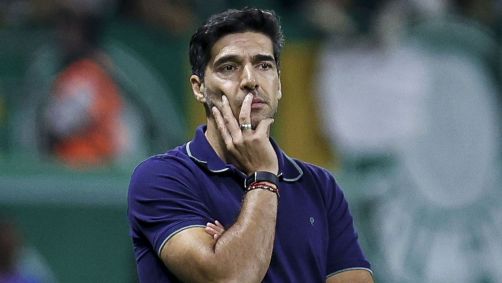 Abel Ferreira, técnico do Palmeiras, à frente e Luis Zubeldía, comandante do Fluminense, ao fundo