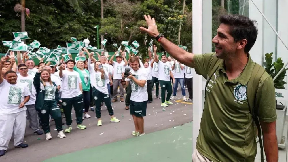 Abel Ferreira em despedida no CT do Palmeiras