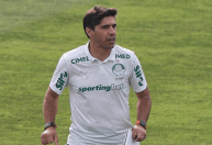 Por que Abel Ferreira renovou com Palmeiras sem aumento de salário e multa?