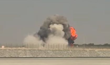 Vídeo mostra momento em que caça cai e explode em evento