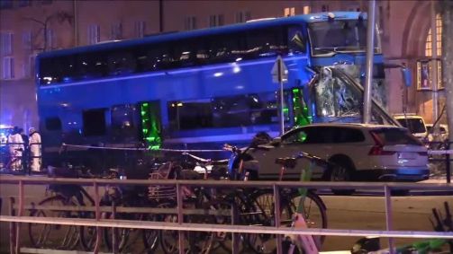 Ônibus bate em ponto em Estocolmo, na Suécia, e deixa vários mortos e feridos
