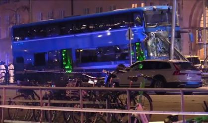 Ônibus bate em ponto em Estocolmo e deixa vários mortos e feridos