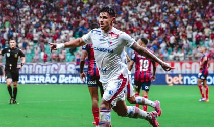 Adam Bareiro, do Fortaleza, comemorando seu gol sobre o Bahia, pelo Brasileirão