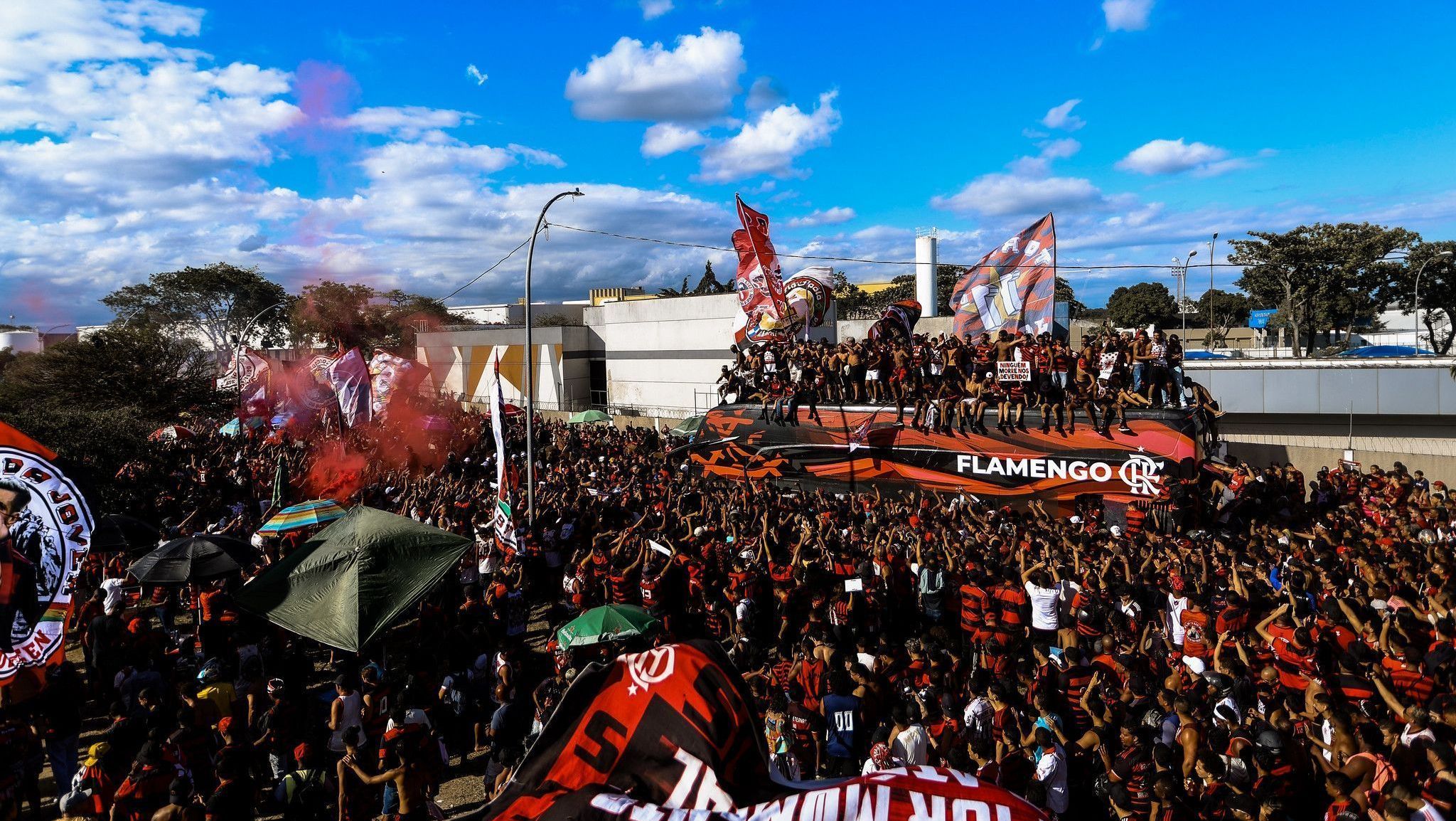 Torcedores do Flamengo recepcionando o time antes do embarque para Lima, onde acontecerá a final da Libertadores