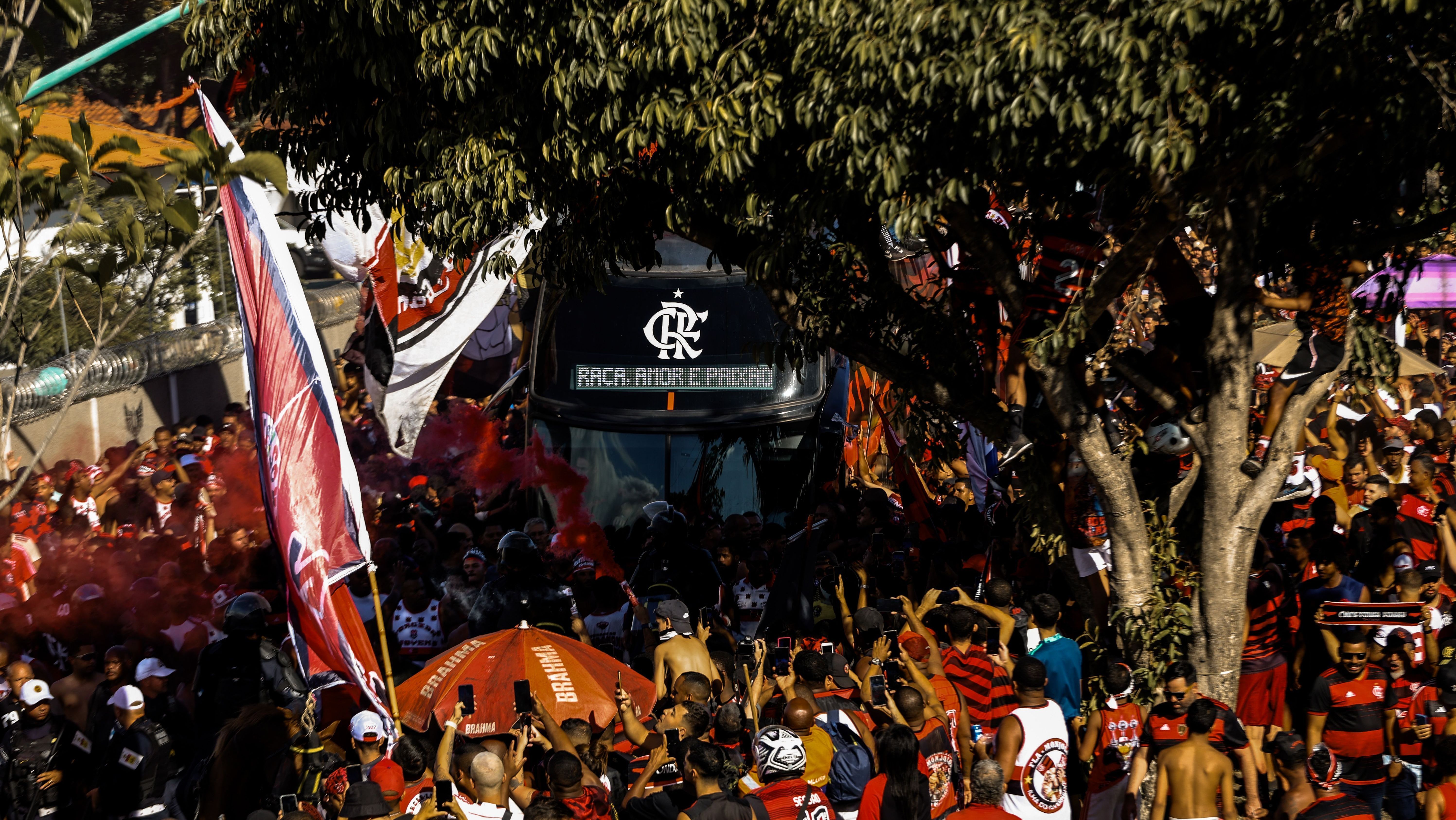 AeroFla reuniu milhares de torcedores do Flamengo que acompanharam a delegação ao aeroporto antes da final da Libertadores