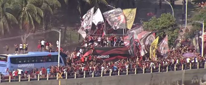 Torcedores do Flamengo fazem a festa no embarque do elenco para Lima
