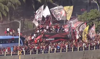 Torcedores do Flamengo fazem a festa no embarque do elenco para Lima