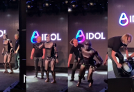 Vídeo: robô humanoide russo é socorrido após levar tombo em palco