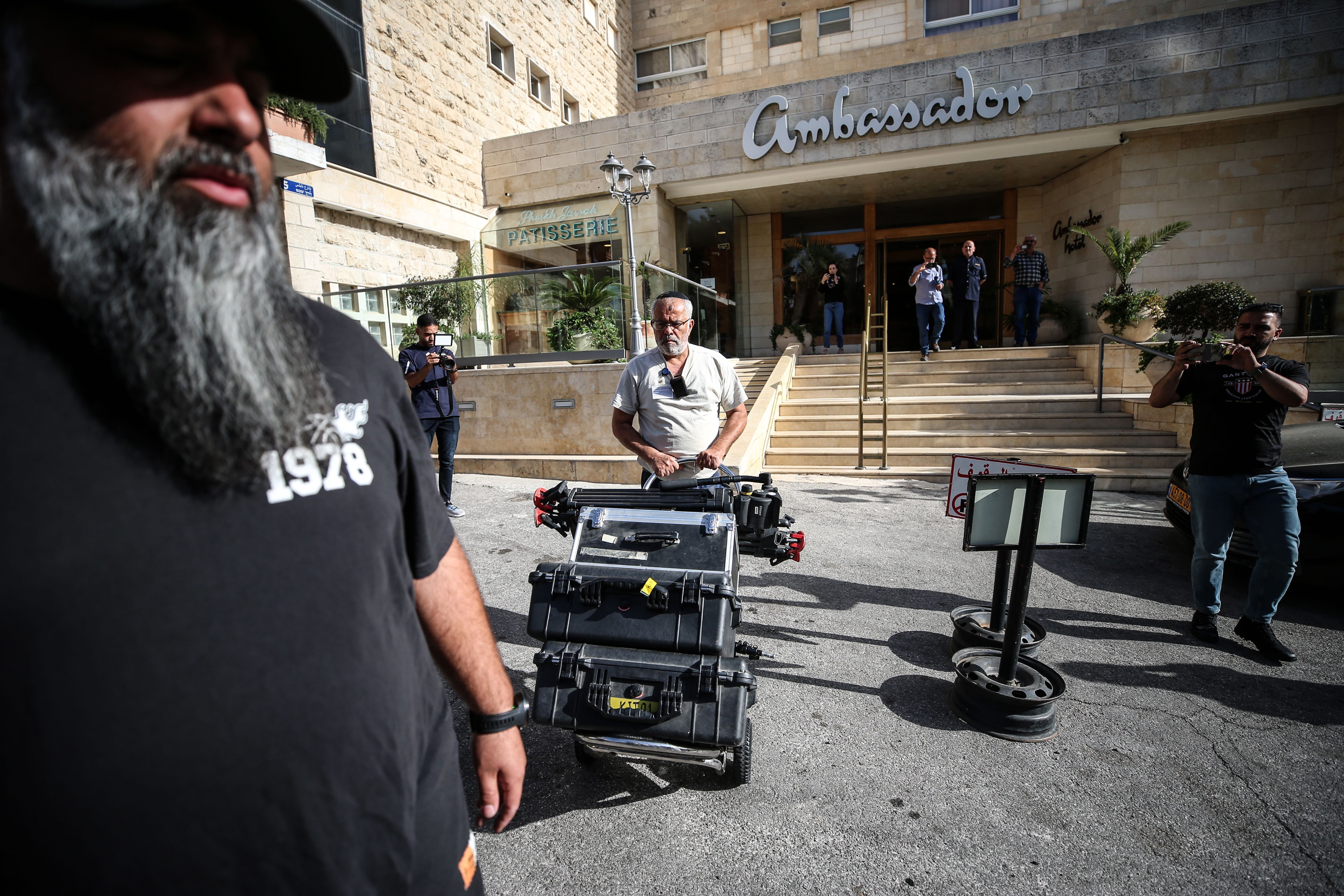 Inspetores e policiais realizam uma operação nos escritórios da Al Jazeera em Jerusalém, Israel, em 5 de maio de 2024, e confiscam seus equipamentos. • Saeed Qaq/NurPhoto via Getty Images