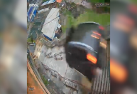 Vídeo: carro 'voa' em escadão após motorista perder o controle em São Paulo