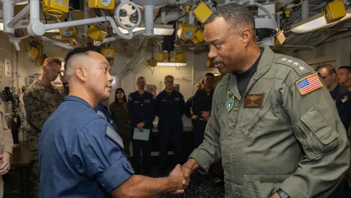 Almirante Alvin Holsey, chefe do Comando Sul dos Estados Unidos, cumprimenta militares durante sua visita ao USS Iwo Jima, navio que faz parte do destacamento no Caribe
