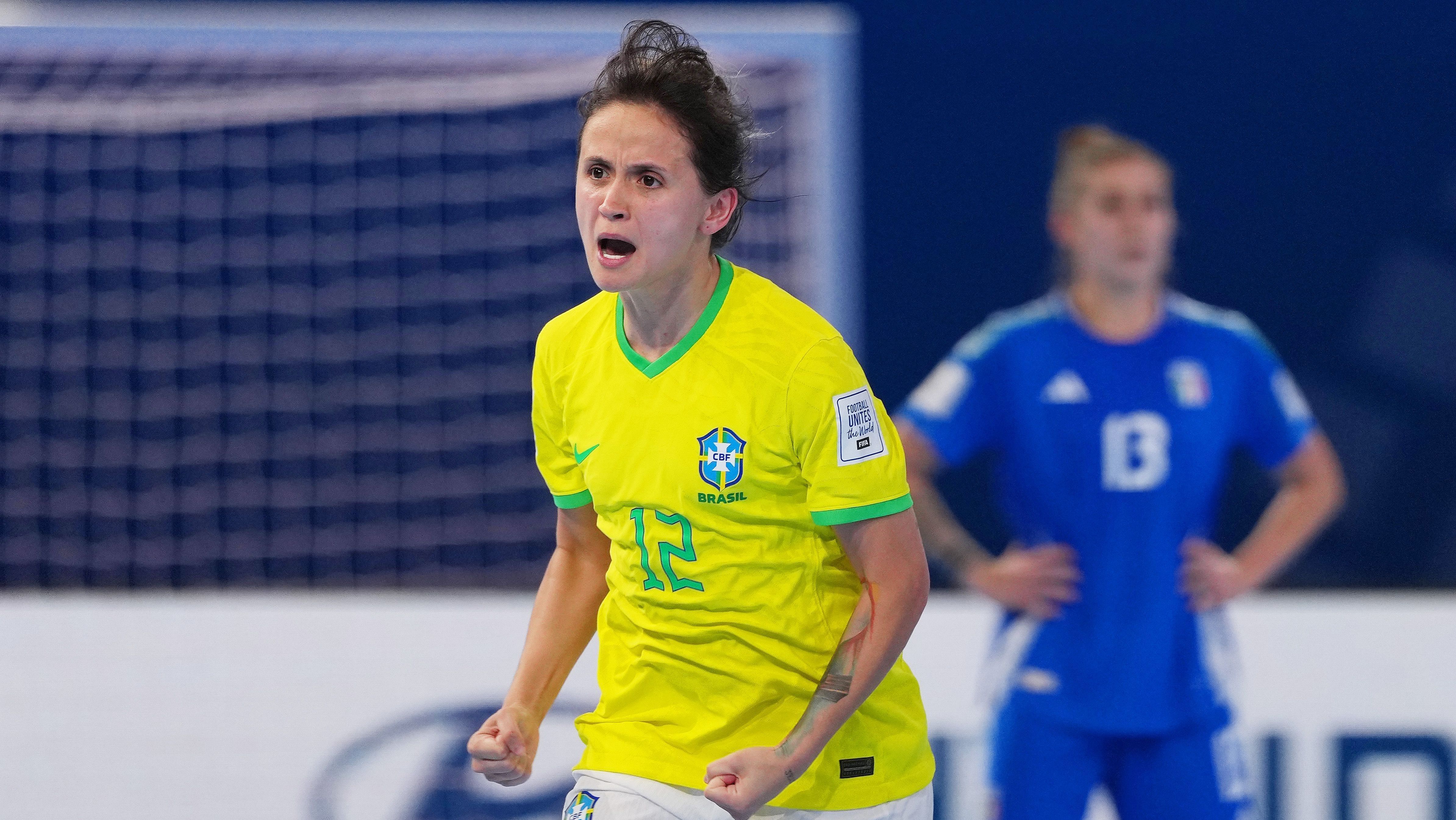Amandinha comemora gol contra a Itália