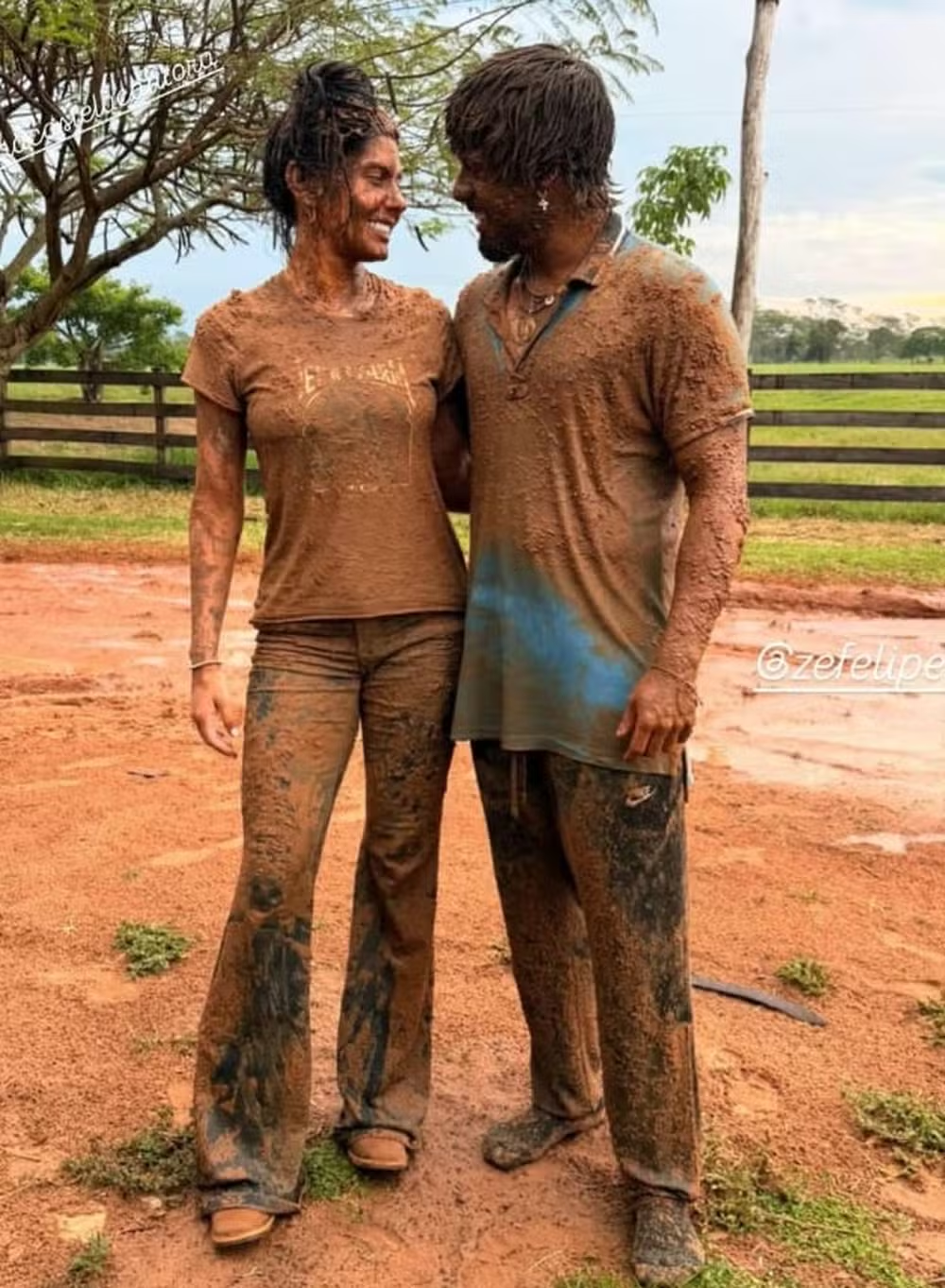 Como Ana Castela e Zé Felipe ficaram após brincadeira na lama na fazenda da cantora • Reprodução/Instagram