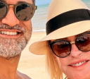 Ana Maria Braga curte dia de sol na praia com marido