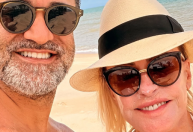 Ana Maria Braga curte dia de sol na praia com marido