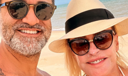 Ana Maria Braga curte dia de sol na praia com marido