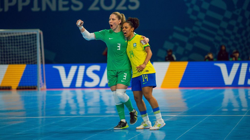Ana Luíza (à dir.) comemora gol do Brasil na Copa do Mundo de Futsal