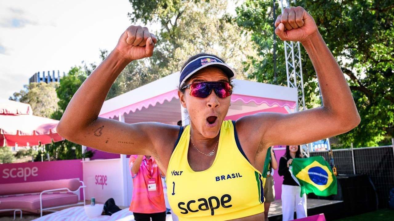 Ana Patrícia comemorando sua vitória na primeira rodada do mata-mata do Mundial de Vôlei de Praia