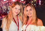 Viúva de Leandro, Andrea Mota posa com filha do cantor em cruzeiro