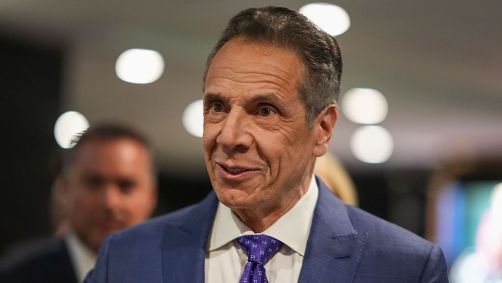 Candidato independente à prefeitura de Nova York, o ex-governador Andrew Cuomo, chega para participar de um debate no Rockefeller Center em 16 de outubro de 2025