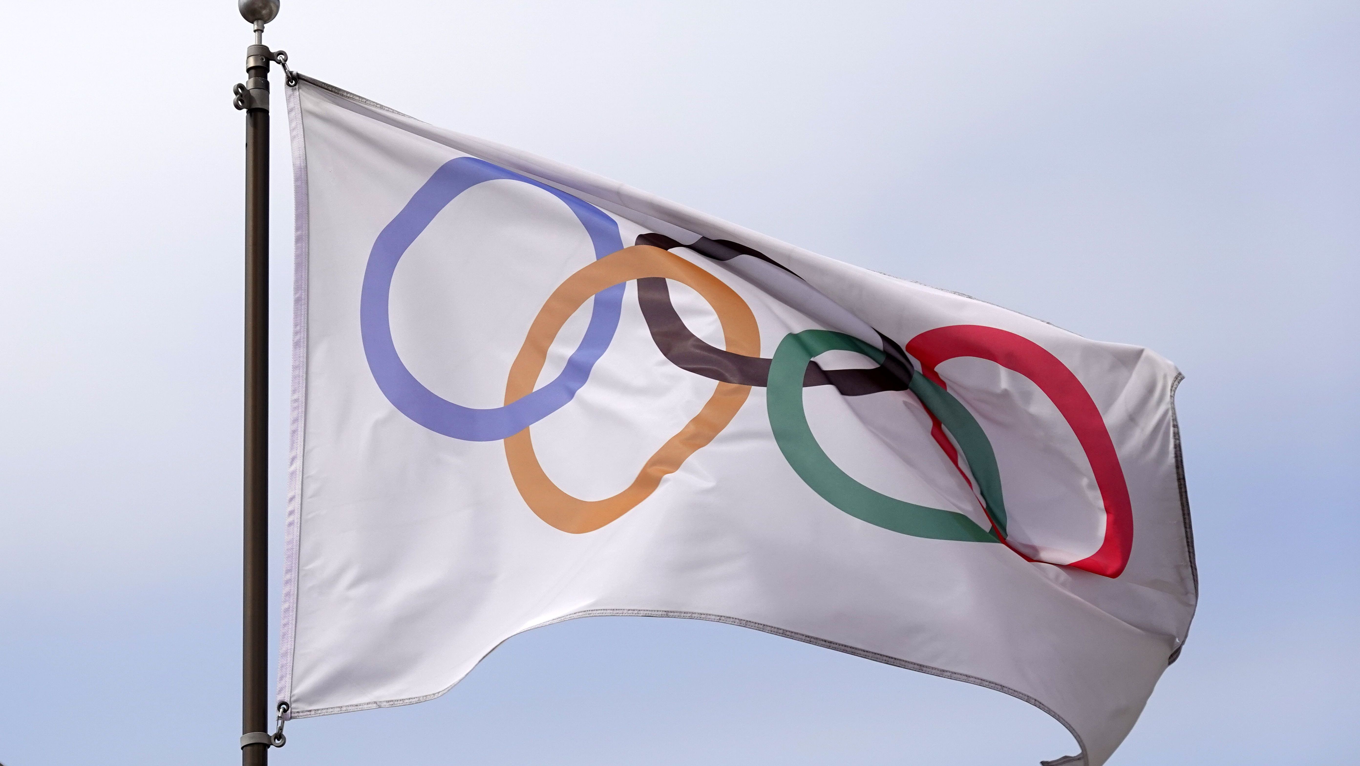 Bandeira com os anéis olímpicos em Los Angeles, que vai sedir a Olimpíada de 2028
