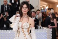 Anne Hathaway: 10 looks icônicos nos 43 anos da atriz